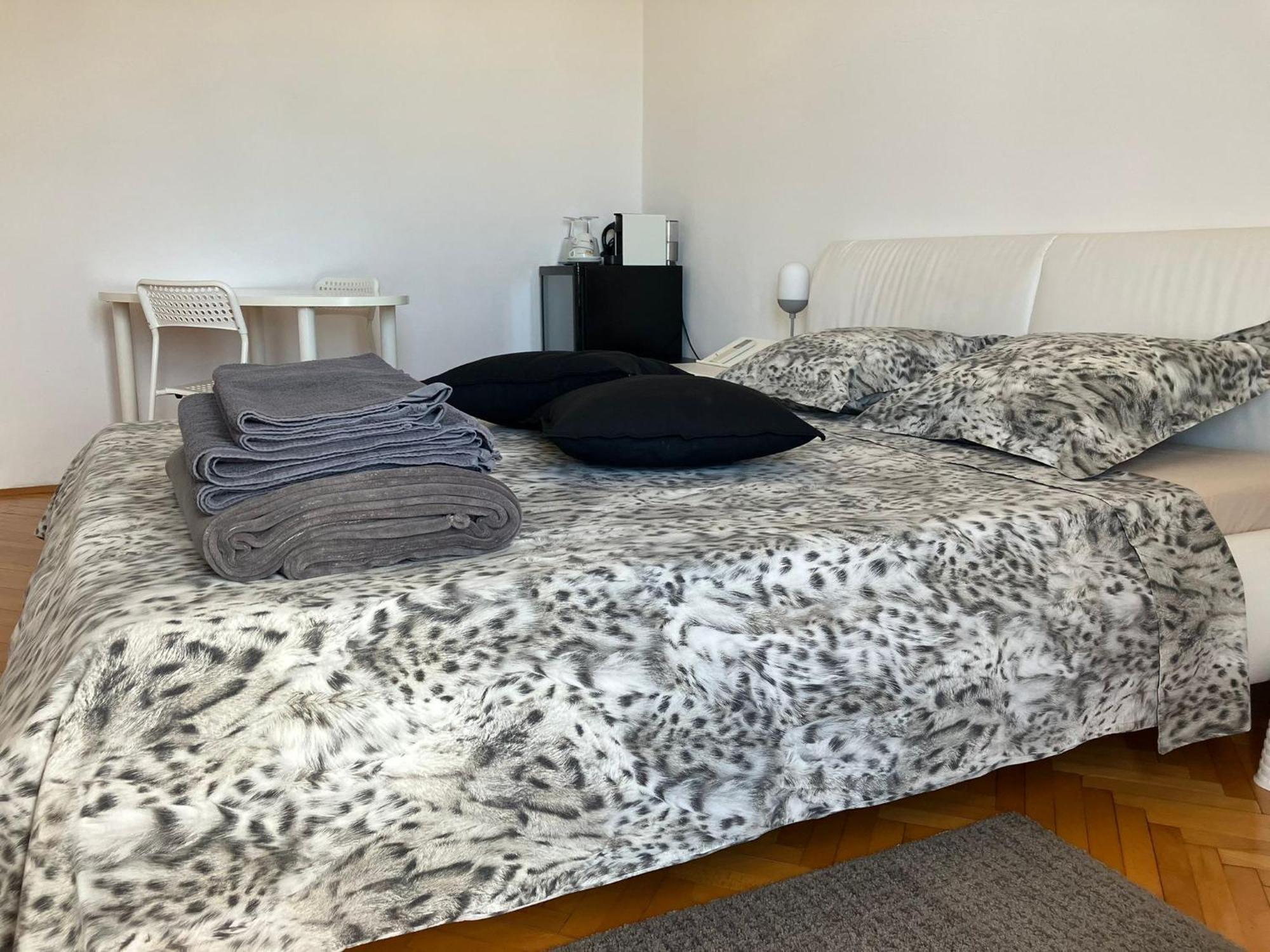 Rooms 22 - Beachfront Primošten Eksteriør bilde