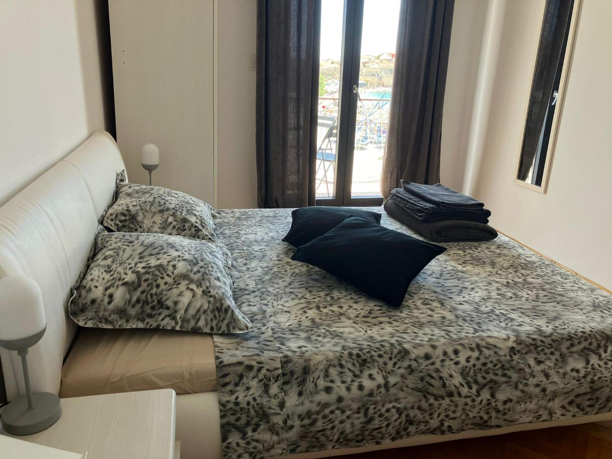 Rooms 22 - Beachfront Primošten Eksteriør bilde
